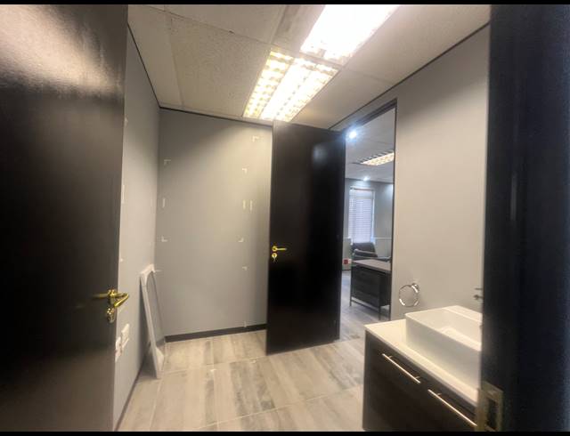 146M² OFFICE TO LET IN HYDE PARK